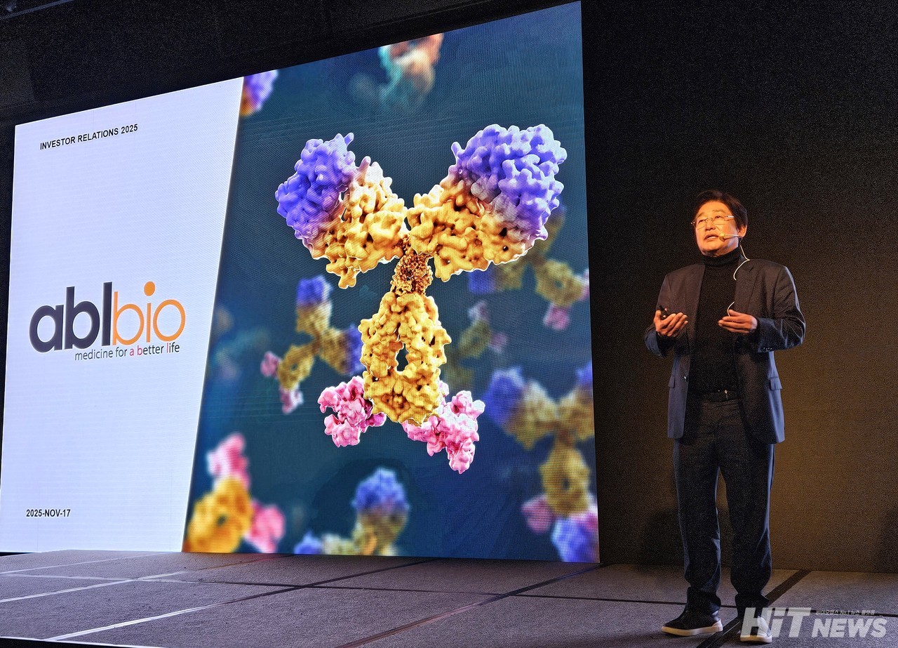 이상훈 에이비엘바이오 대표가 17일 서울 포시즌스호텔에서 개최된 기업간담회에서 자사 그랩바디(Grabody) 플랫폼과 ABL001, 차세대 ADC 등 회사의 핵심 사업 영역에 대한 최신 현황을 공유하고 있다. / 사진=황재선 기자