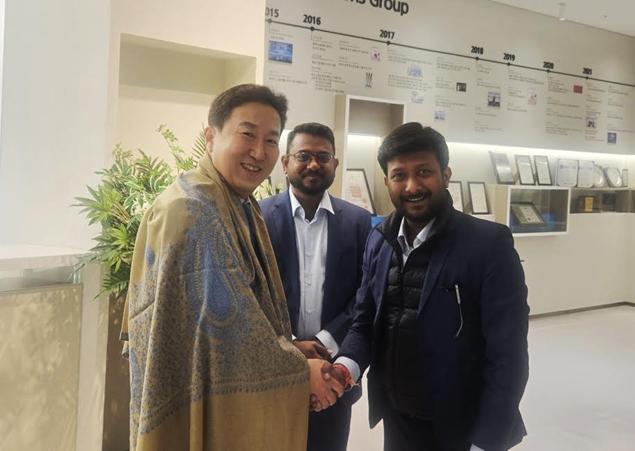 Huons Meditech CEO Changwoo Ha (left) shakes hands with Vasu Group CEO Abhinay Bejgam (right).