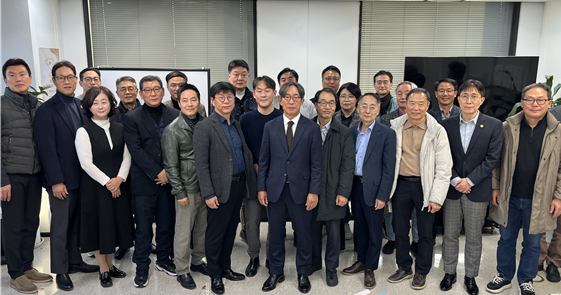 18일 오후 3시 한국인터넷신문협회에서 열린 ‘AI 플랫폼이 만드는 새로운 시장 지도’ 세미나의 참석자들이 단체사진을 촬영하고 있다. (사진제공=한국인터넷신문협회)