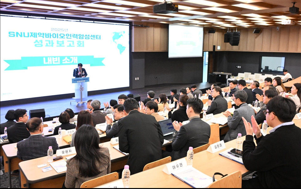 정진현 센터장이 인사와 함께 센터 교육 성과를 발표하고 있다.