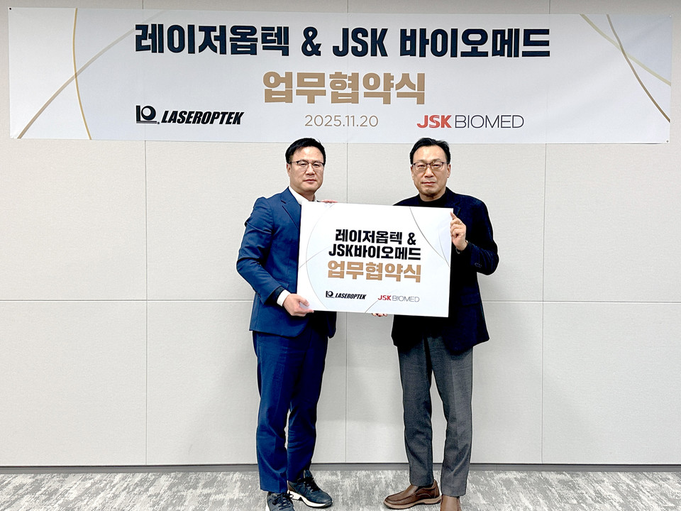 이창진 레이저옵텍 대표(오른쪽)와 마지헌 JSK바이오메드 대표가 업무협약 체결식에서 기념사진을 촬영하고 있다. / 사진=레이저옵텍