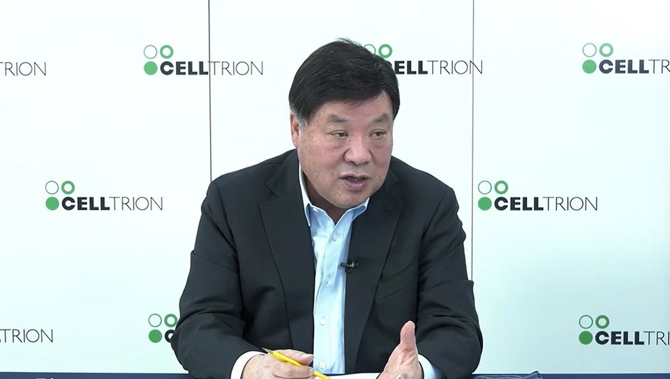 셀트리온그룹 서정진 회장은 19일 온라인으로 진행된 간담회에서 미국 공장 증설 및 향후 활용 계획, 국내 신규 생산시설 투자 계획 및 신약 연구 현황 등 자사 성장 가속 청사진을 제시했다. / 출처=셀트리온 유튜브