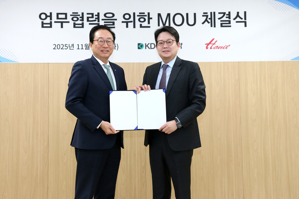 (왼쪽)강재성 한일전기 대표와 김경훈 경동제약 대표가 MOU 체결 기념사진을 촬영하고 있다.