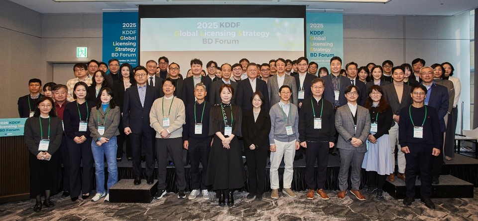 국가신약개발사업단(KDDF)이 주최한 2025 KDDF Global Licensing Strategy BD Forum에서 주요 참가자들이 기념사진을 찍고 있다. / 사진=KDDF