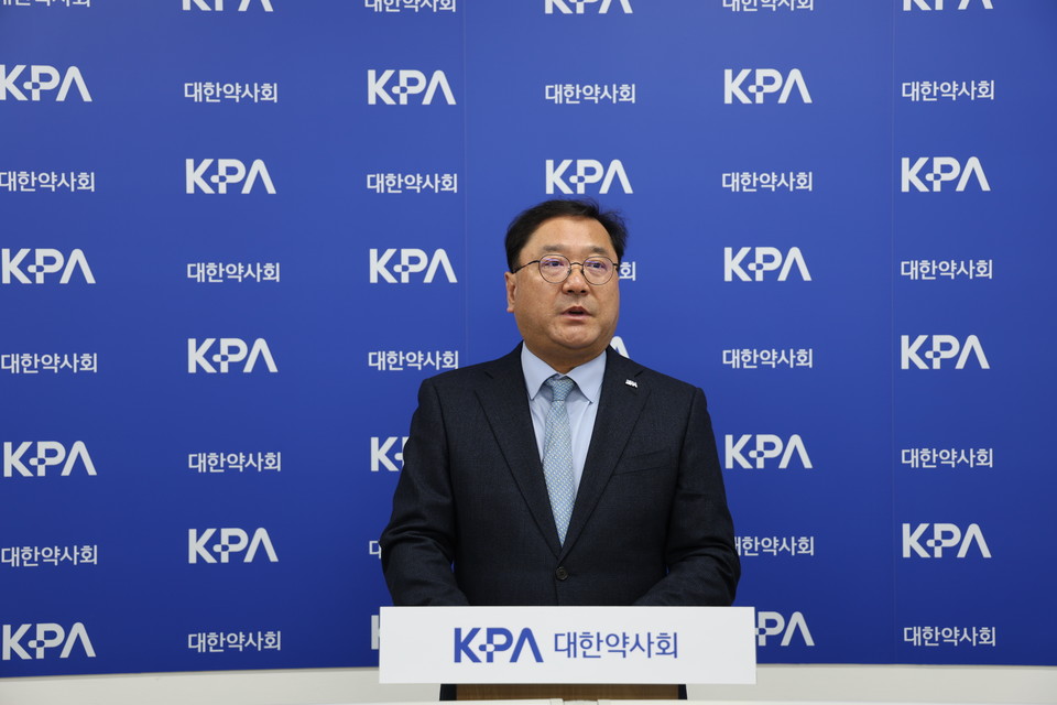 이광민 대한약사회 부회장이 보건의료 전문언론 기자단에게 브리핑 내용을 전달하고 있다 / 사진=대한약사회