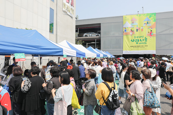동아제약이 열고 있는 사랑나눔 바자회 / 사진 = 동아제약