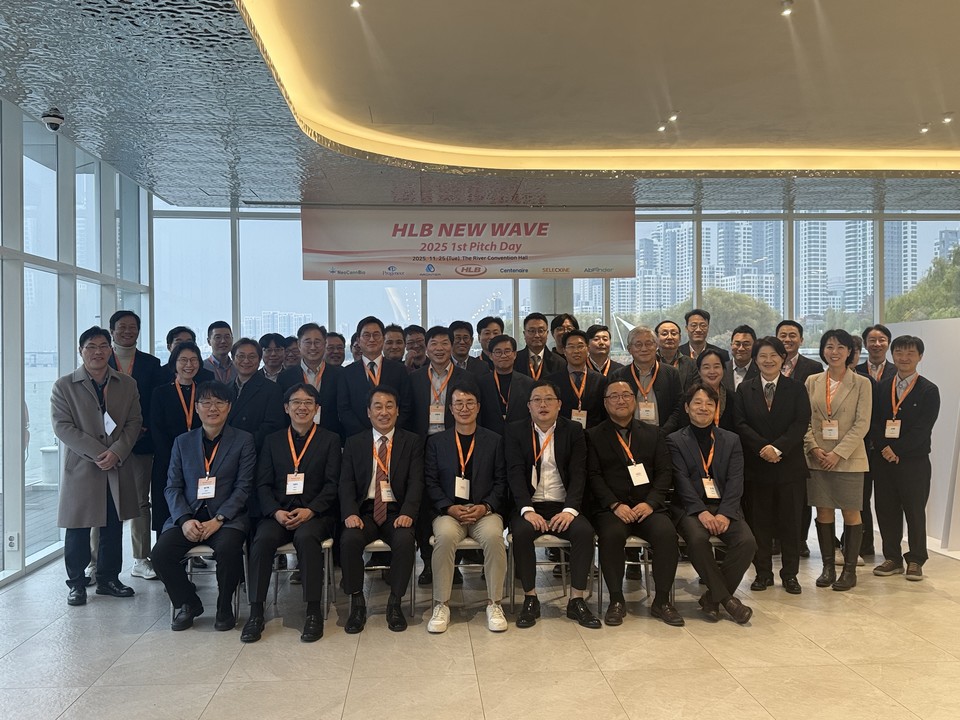 (왼쪽부터) 양기혁 상트네어바이오사이언스 대표, 고준수 아론티어 대표, 함정엽 네오켄바이오 대표, 진양곤 HLB 회장, 이준영 셀렉신 대표, 한성구 앱파인더 테라퓨틱스 대표, 김철 프로지니어 대표 / 사진=HLB