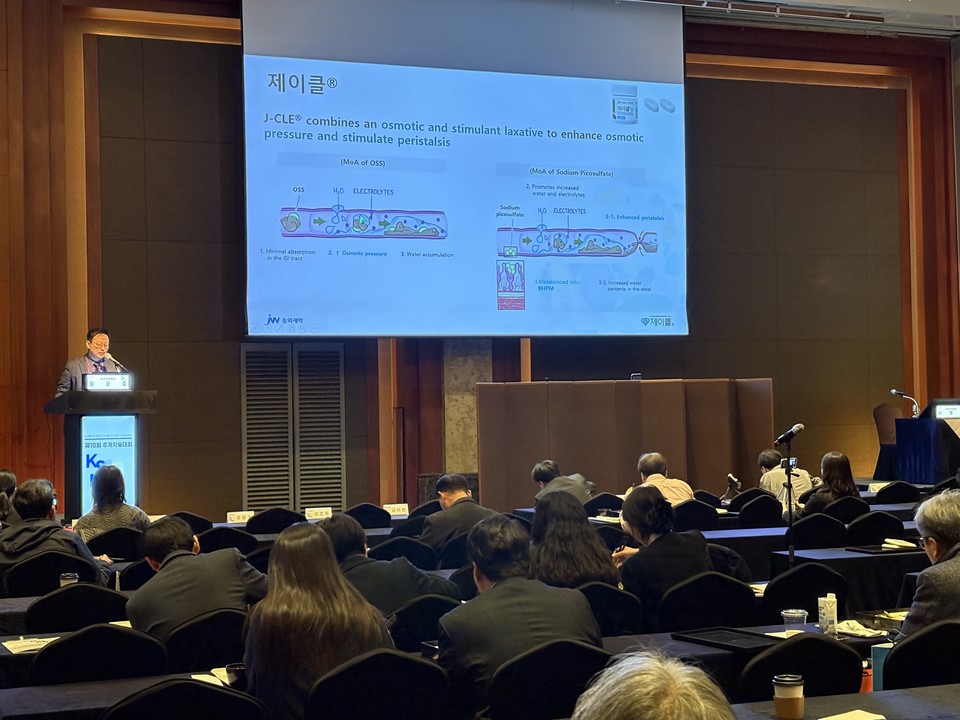 JW중외제약이 지난 23일 롯데호텔 서울에서 열린 한국건강검진학회 추계학술대회에서 정제형 대장정결제 ‘제이클 정’ 심포지엄을 개최한 모습. 사진= JW중외제약
