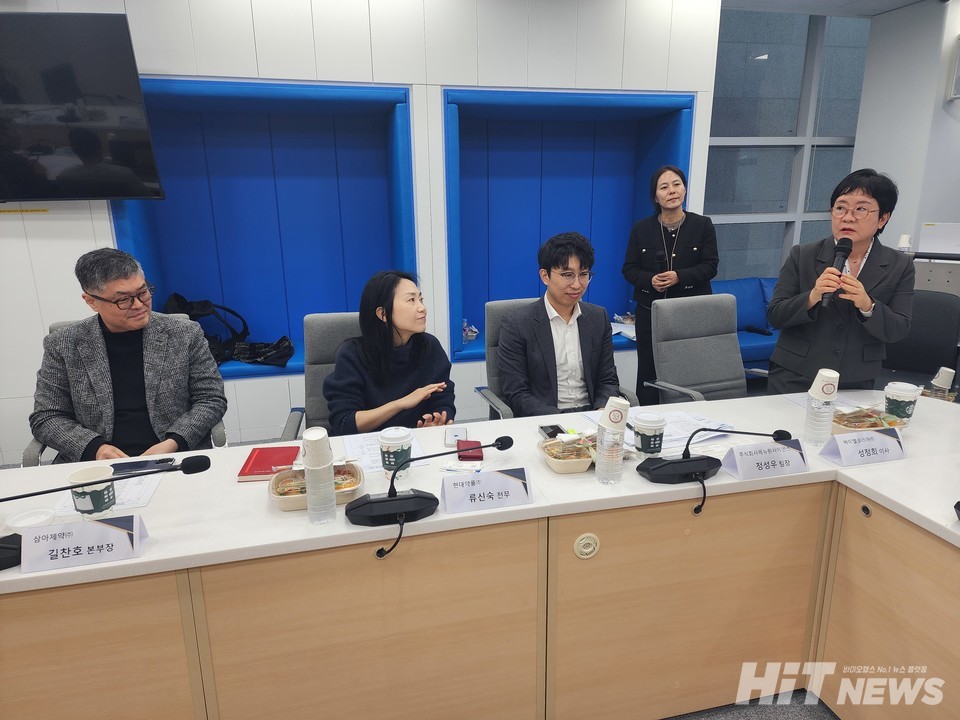 From left: Chan-ho Gil, Head of Development, Sam-A Pharmaceutical; Shin-sook Ryu, Executive Director, Hyundai Pharm; Sung-woo Jung, Team Leader, Genuone Sciences; Jung-hee Sung, Director, Bayer Korea.