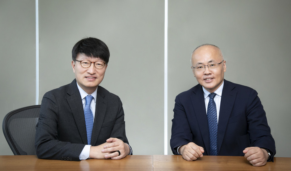 (From left) Professor Jin-ho Shin, Chair of the Korean Society of Hypertension, Professor Wang Zhiguang, President of the Chinese Society of Hypertension