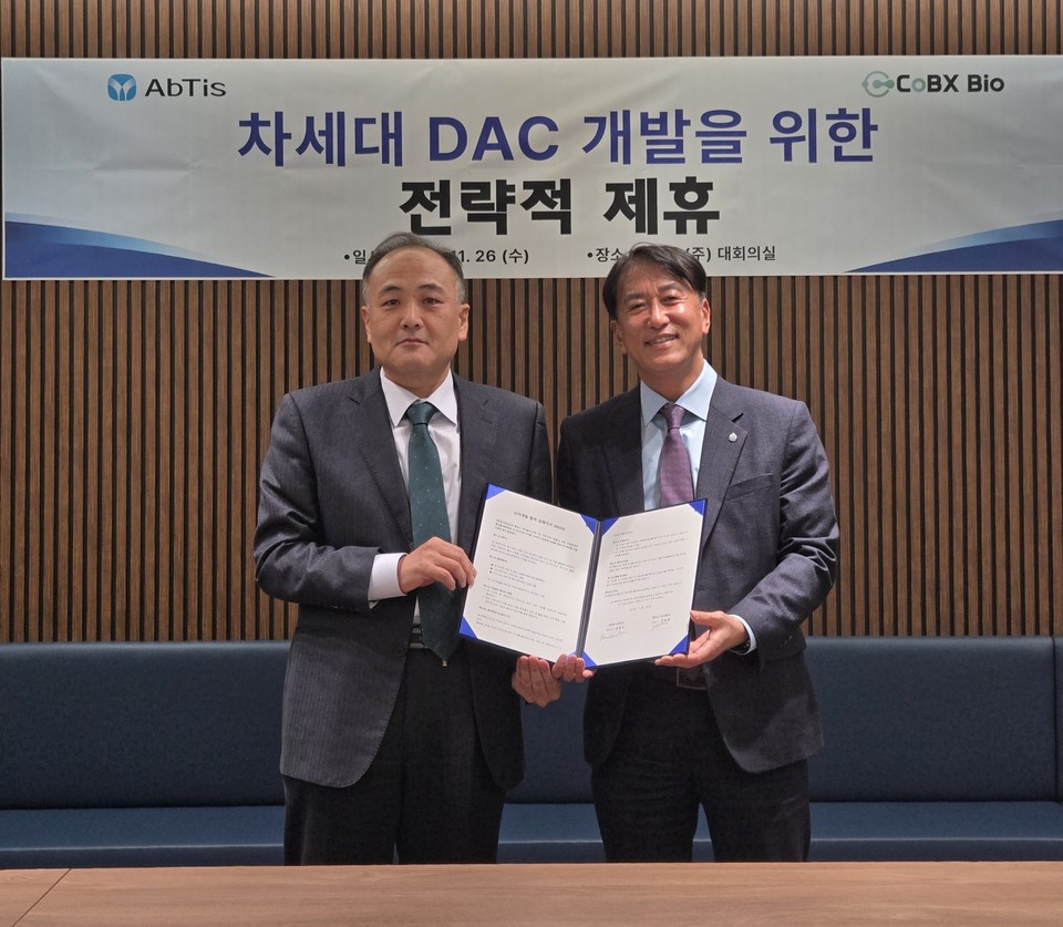 앱티스(대표 한태동)와 캅스바이오(각자대표 최환근·김남두)는 지난 26일 차세대 항체-분해약물접합체(DAC) 신약 공동연구를 위한 업무협약을 체결했다고 27일 밝혔다. / 사진=앱티스