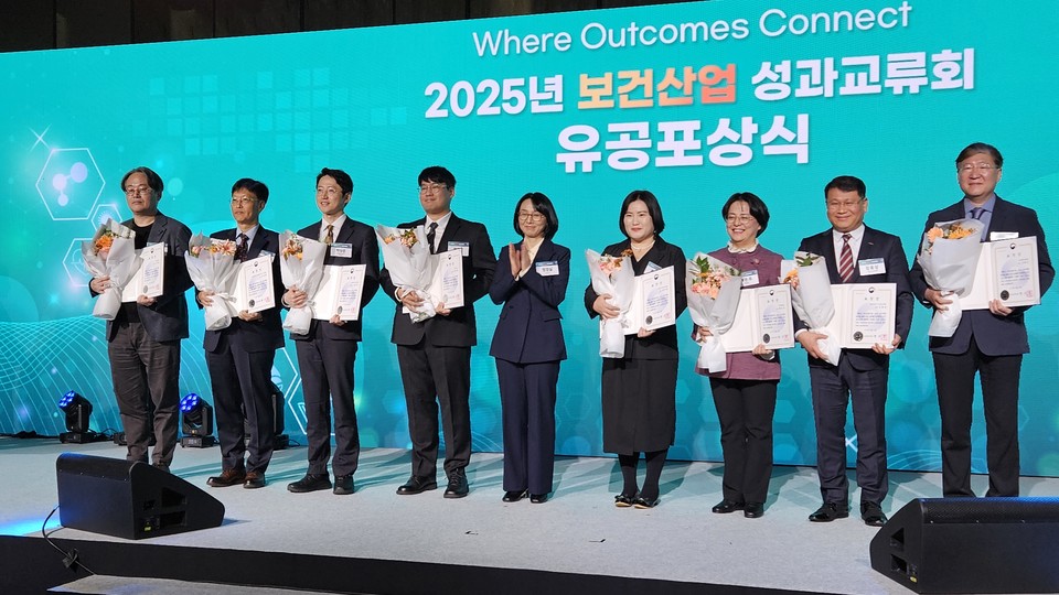 (왼쪽 첫 번째) 알테오젠 이선배 상무가 보건의료기술진흥 유공자 부문 보건 복지부 장관 표창을 받았다. / 사진=알테오젠