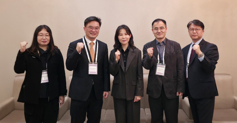 조혜영 한국약제학회 회장(왼쪽에서 세 번째)과 임원진들이 기념사진을 촬영하고 있다. / 사진제공=한국약제학회