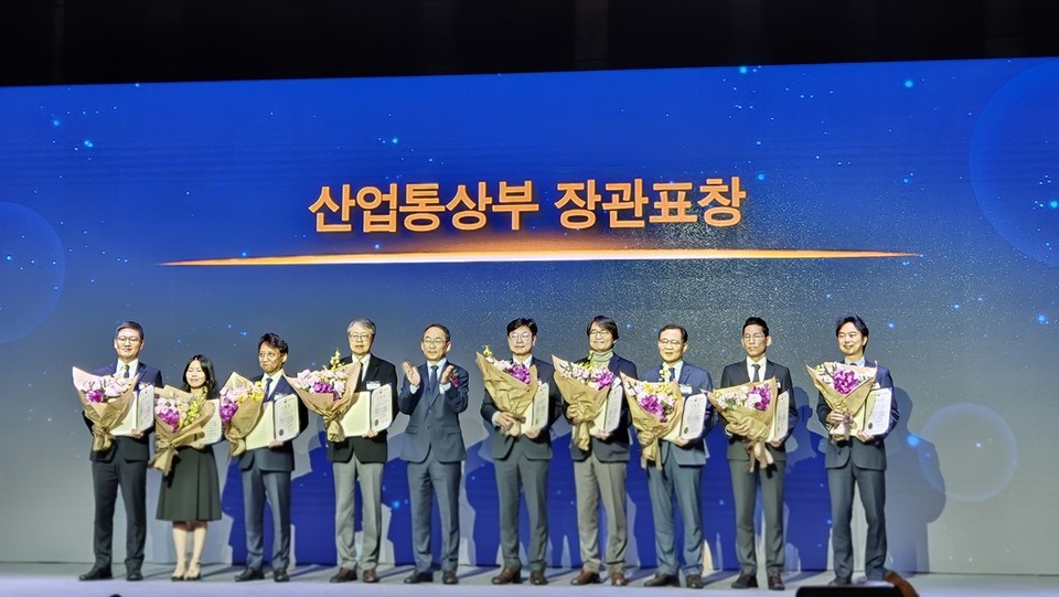 (오른쪽 세 번째) 전태연 부사장이 산업통상부 장관표창을 수상하고 기념사진을 촬영하고 있다 / 사진=알테오젠