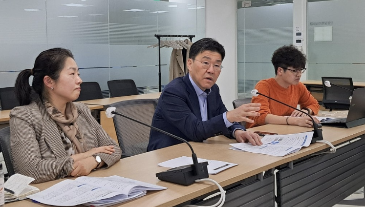 (From left) Yeon-sook Kim, Director of the Pharmaceutical Benefits Division; Joong-gyu Lee, Director of the Health Insurance Policy Division; and Gi-hyun Bae, Deputy Director of the Pharmaceutical Benefits Division at the Ministry of Health and Welfare.