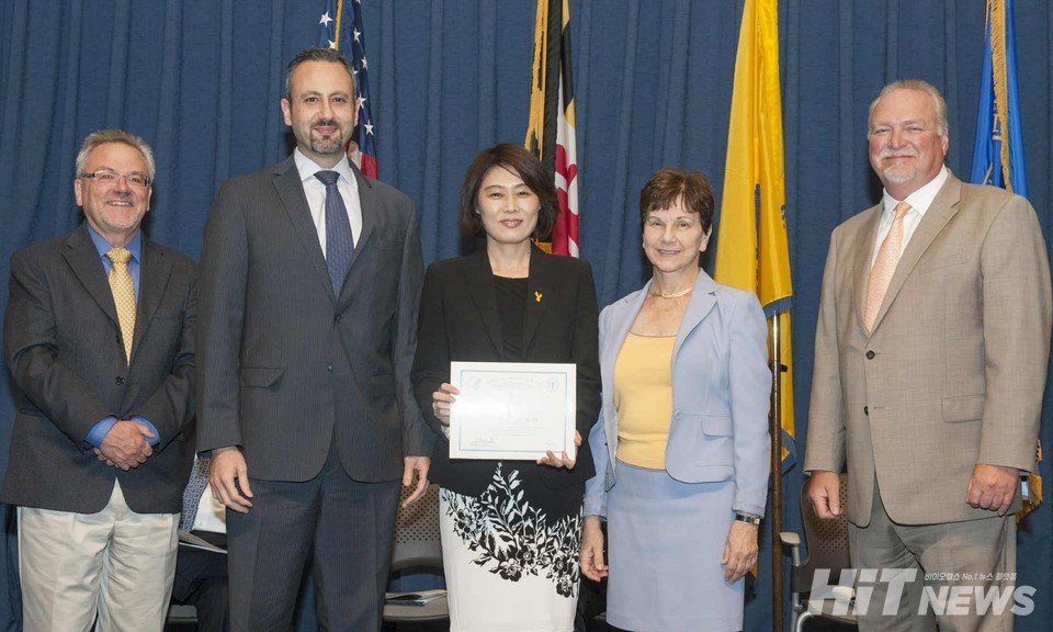 이지은 아레테볼로 대표(가운데)는 FDA 근무 시절 노바티스의 자가면역질환 치료제 '코센틱스' 심사 공로로 포상을 받았다.