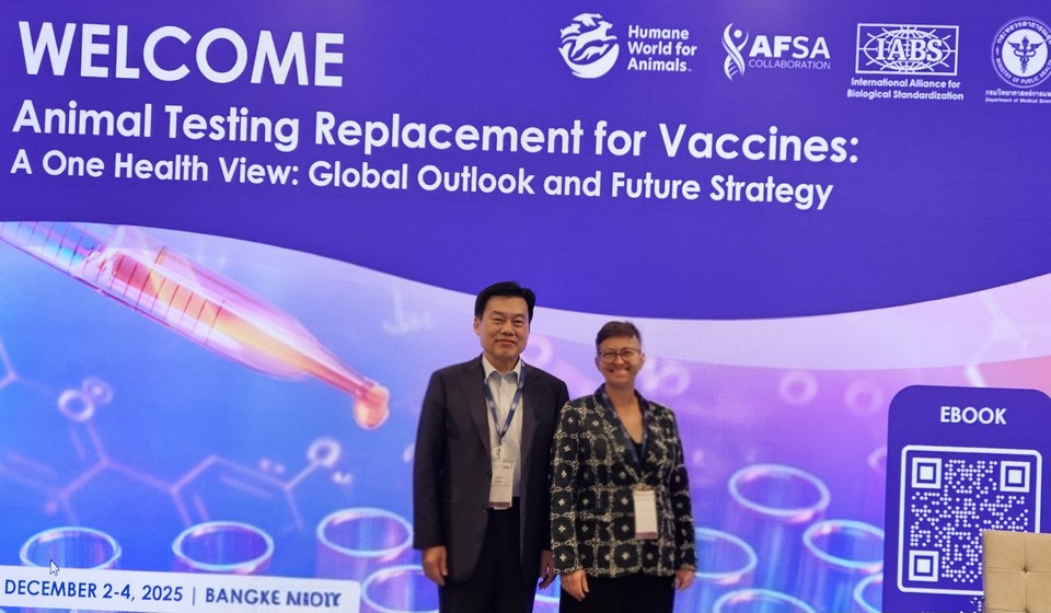 (왼쪽부터) humane world for animals의 Laura viviani, 박정태 상근부회장