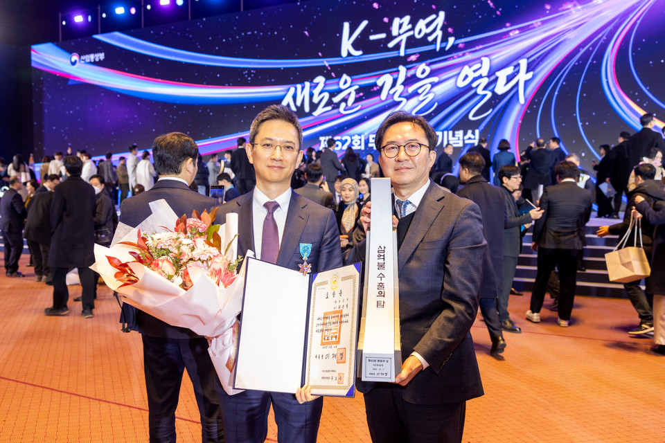  허은철 GC녹십자 대표(왼쪽)와 이우진 GC녹십자 글로벌사업본부장. 사진=GC녹십자.