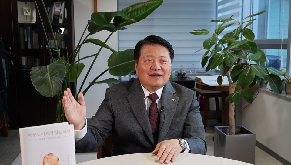 Nature Cell Chairman Jeong-Chan Ra shares his reflections during a press conference held in Washington, D.C. on November 20 to announce the company’s entry into the U.S. stem-cell market.