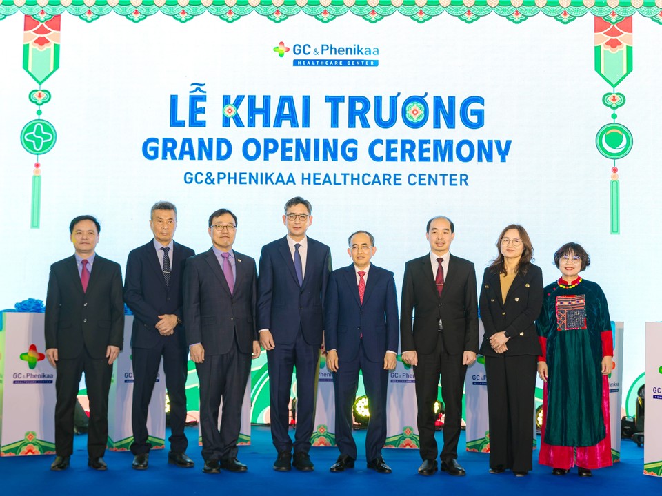 (왼쪽 세번째부터)최영삼 주 베트남 대한민국 대사, 허용준 GC 대표, 호 쑤언 낭 페나카그룹 회장, 응웬 딩 흥 하노이 보건청 부청장 등 양국 관계자들이 ‘GC&페니카 헬스케어 센터’ 개소식에서 기념촬영하고 있다.