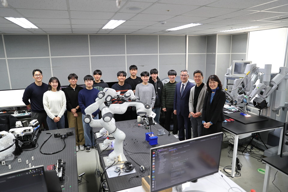 황민호 교수 연구팀이 로봇수술 'dVRK' 관련 연구에 참여한다.