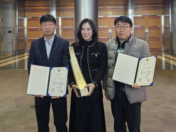 (왼쪽부터) 제뉴원 김진원 생산본부 실장, 류선아 해외사업 실장, 송경상 품질본부 실장