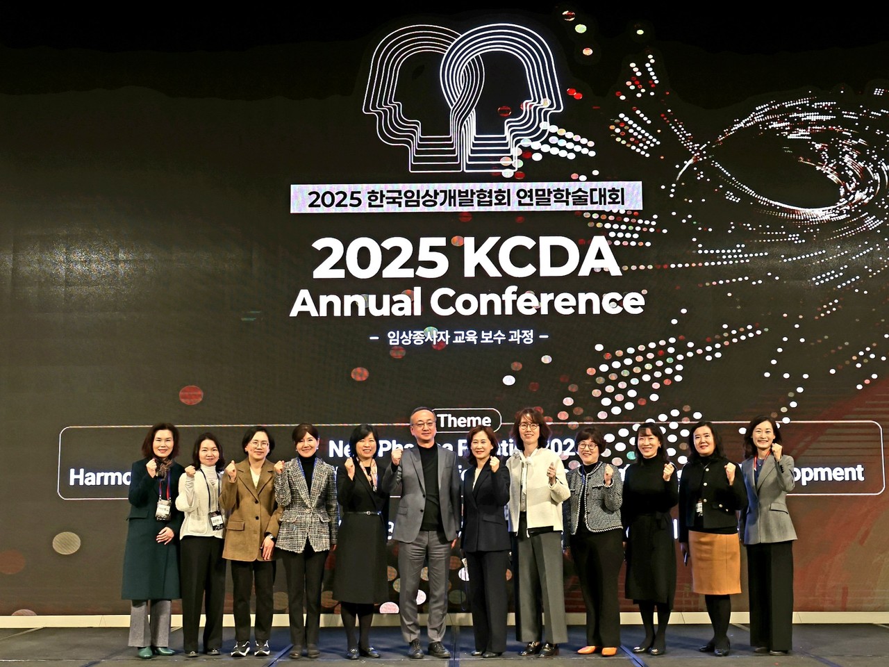 식약처 김상봉 의약품안전국장(왼쪽에서 6번째)과 한국임상개발협회 관계자들이 기념사진을 찍고 있다.  