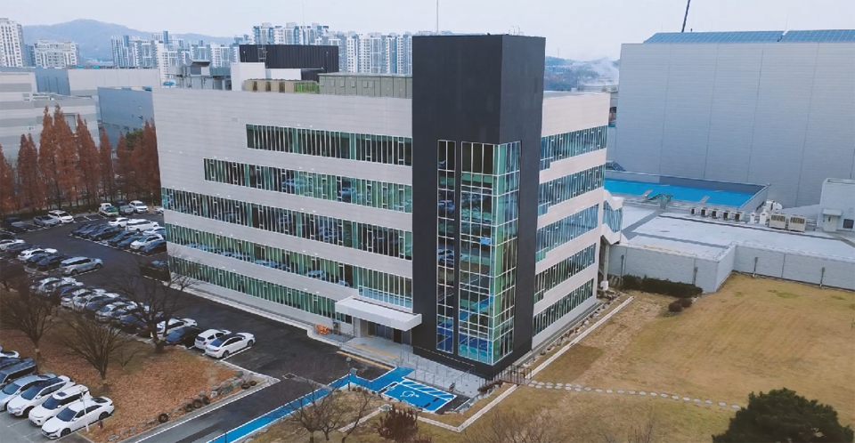 동아제약 천안공장 품질혁신센터. 이미지=동아제약.