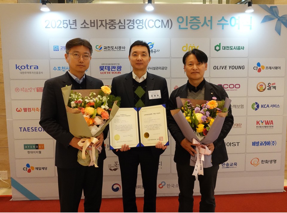 (오른쪽부터)하종봉 동아에스티 고객만족팀장, 정명원 동아에스티 지속가능경영실장. / 사진=동아ST