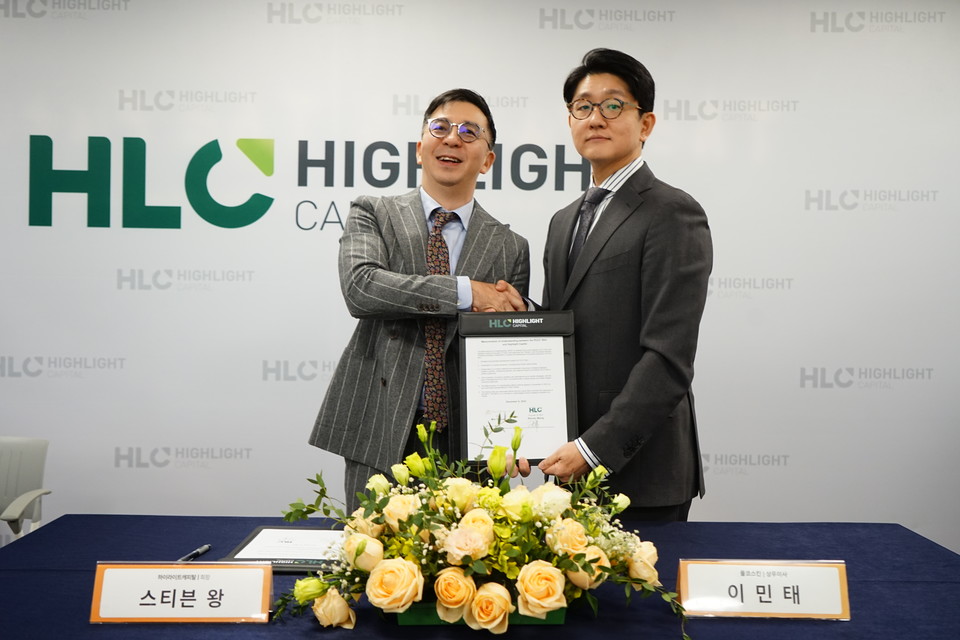 지난 9일 하이라이트캐피탈 스티브왕 CEO와 플코스킨 이민태 상무가 계약서를 체결 후 기념촬영하고 있다. (플코스킨 제공))