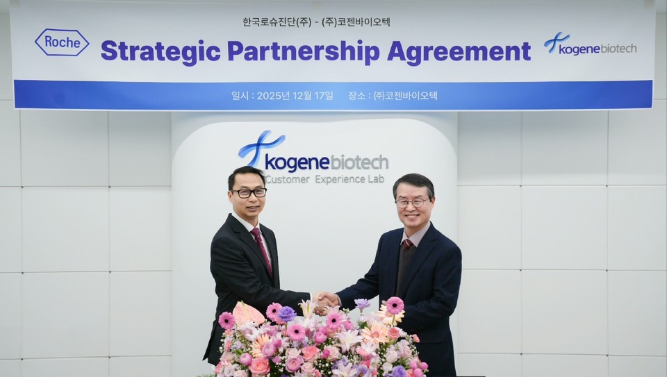 (사진 왼쪽부터) 킷탕 한국로슈진단 대표와 남용석 코젠바이오텍 대표가 MOU 체결 후 기념 사진을 촬영하고 있다.