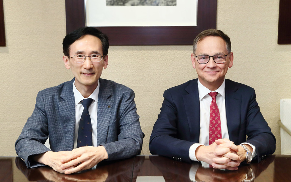 (사진 왼쪽부터) 이근석 국립암센터 부속병원장, 리처드 드 부어 프라이빗 병원 교수