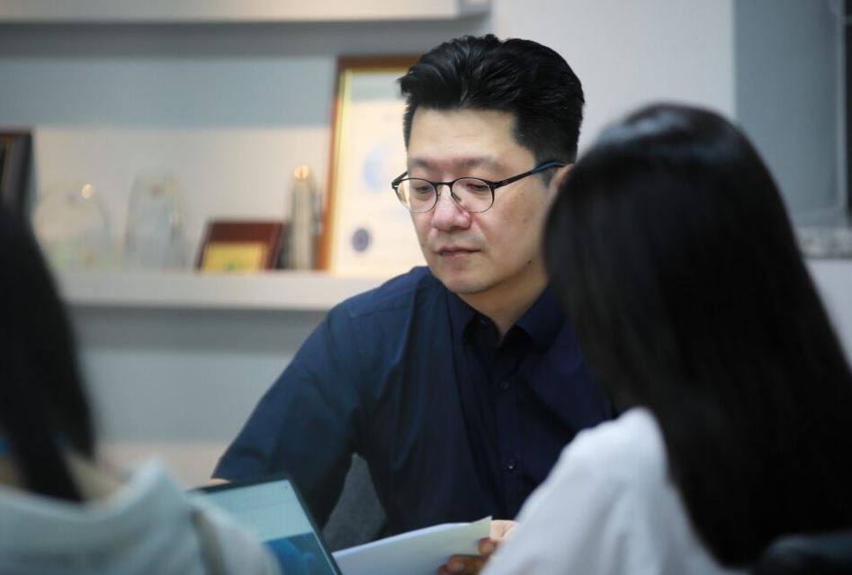 신약 개발에서 '속도'와 '집중력'이 성패를 좌우한다. 이승훈 교수는 문제가 발생할 때 곧바로 가설을 세우고 글로벌 동향 자료를 빠르게 찾아 의사결정에 반영한다.