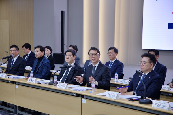 22일 열린 약가개편 비대위에서 윤웅섭 한국제약바이오협회 이사장이 질의에 대답하고 있다.