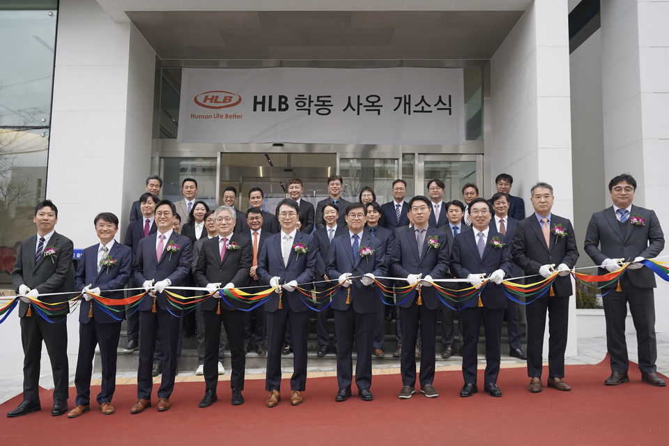 23일 진행된 'HLB 학동 사옥' 개소식에서 진양곤 HLB그룹 회장(왼쪽에서 5번째)을 비롯한 그룹 임원진들이 기념 촬영을 하고 있다.  / 사진=HLB그룹