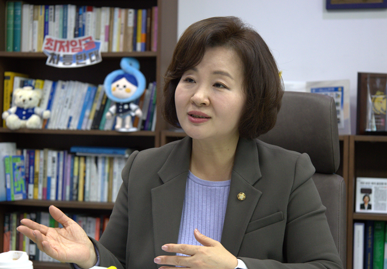 국회 보건복지위원회 더불어민주당 간사인 이수진 의원이 히트뉴스와 만나 의료·돌봄·산업 개혁을 위한 중점 추진 과제를 설명하고 있다. / 사진=김동우 기자