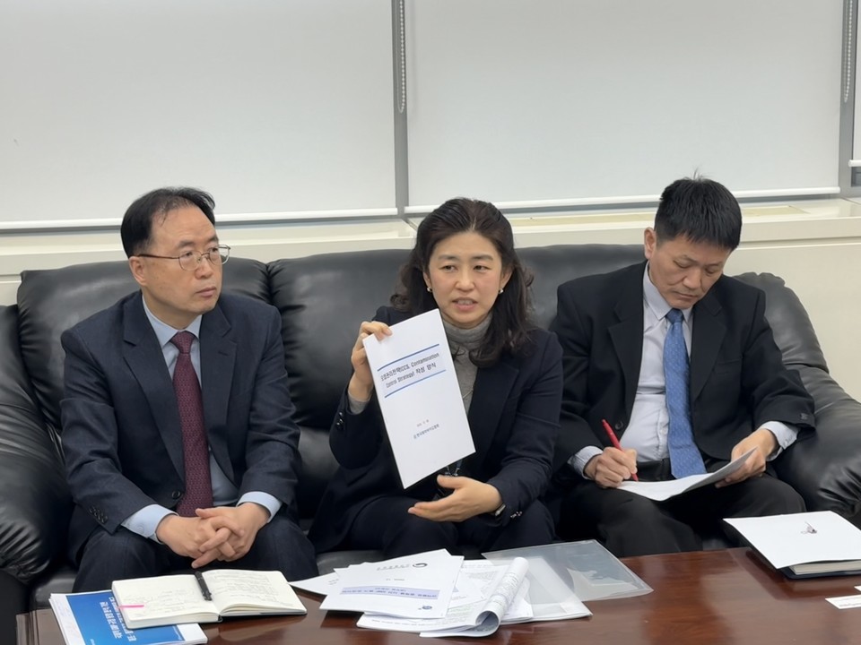 왼쪽부터 천청운 제약바이오협회 연구위원, 김정연 식약처 의약품품질과장, 고용석 첨단의약품품질과 과장