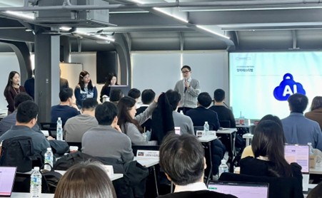대웅제약은 임직원들의 AI 활용 역량을 제고하고자 주기적으로 교육 자리를 마련하고 있다. 사진은 임직원들을 대상으로 AI 플랫폼 활용 관련 강연을 하고 있는 서욱 사업부장 / 사진= 대웅제약