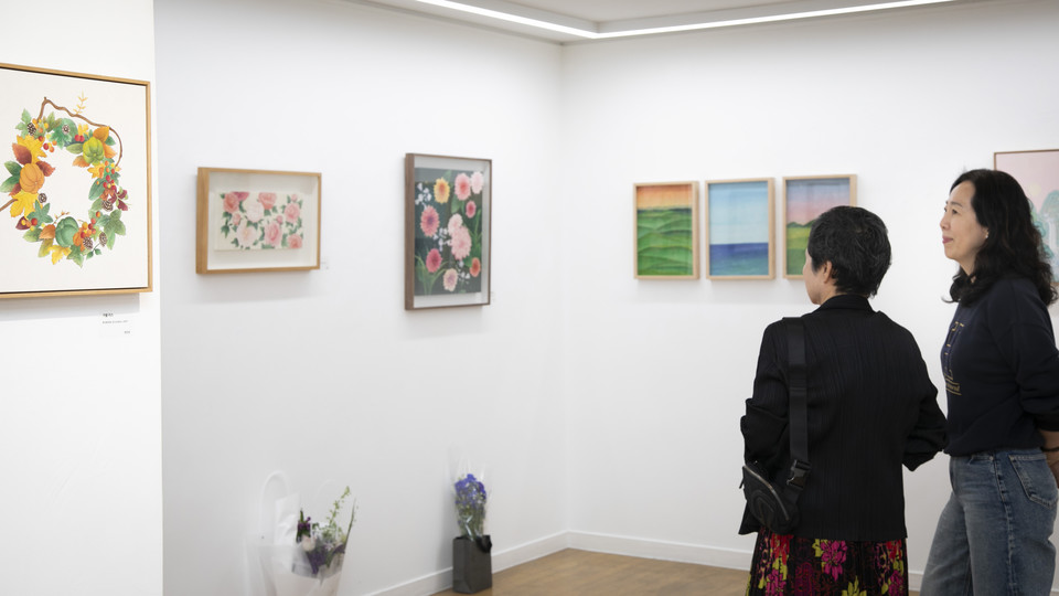 지난 4월 인사동의 한 갤러리. 민화 클래스 동료들과 함께한 생애 첫 전시회에서 전은정 대표가 관람객에게 작품 설명을 하고 있다.