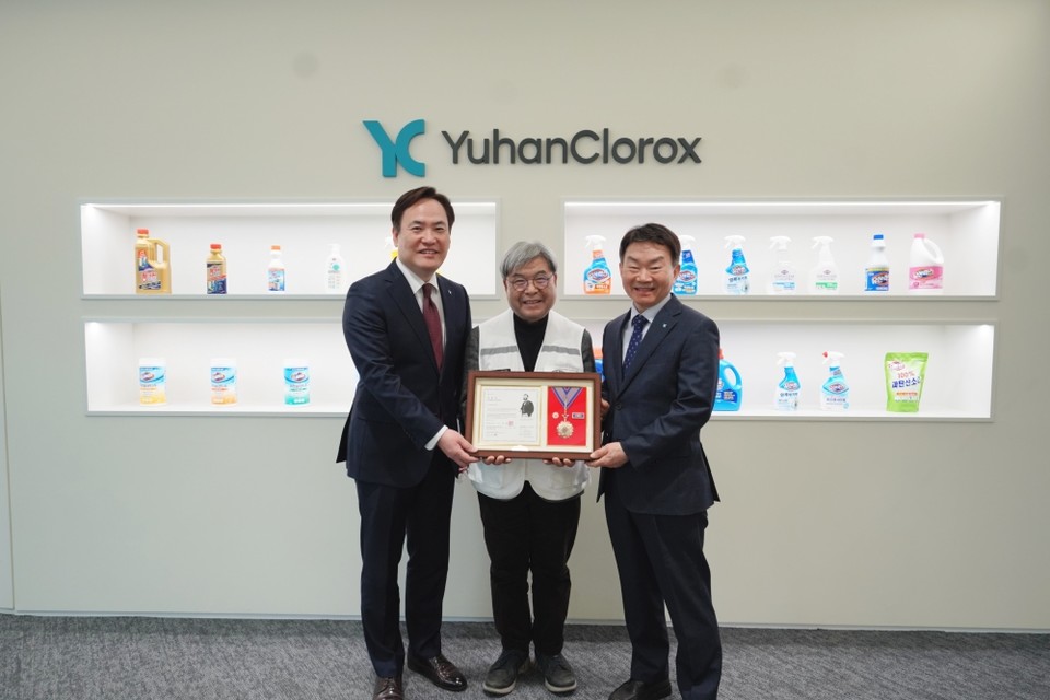 (왼쪽부터)김광호 유한클로락스 대표, 이재정 대한적십자사 경기도지사 회장, 박종현 유한클로락스 대표. / 사진= 유한클로락스