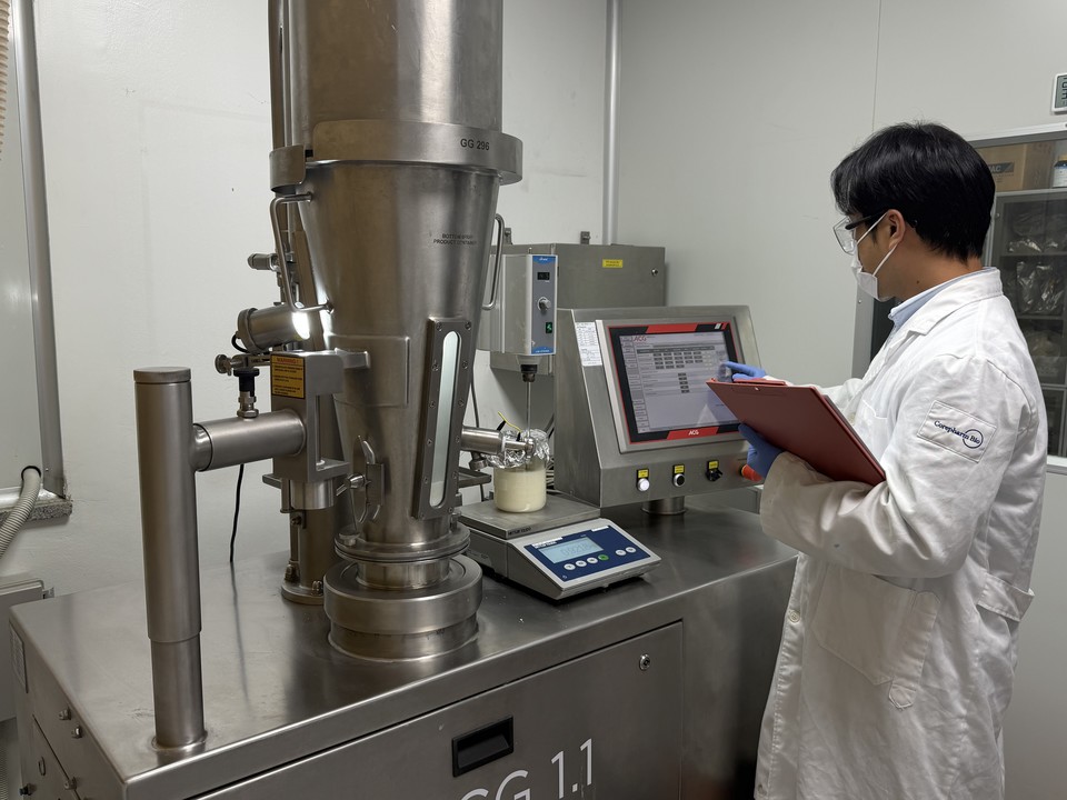 유동층 과립기 작동 모습(FBG)