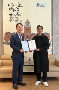 이주혁 소아희귀난치안과질환협회 대표(오른쪽)와 신봉식 대한분만병원협회장이 희귀난치질환 치료 기부금을 서울대병원에 전달한 뒤 기념촬영하고 있다.