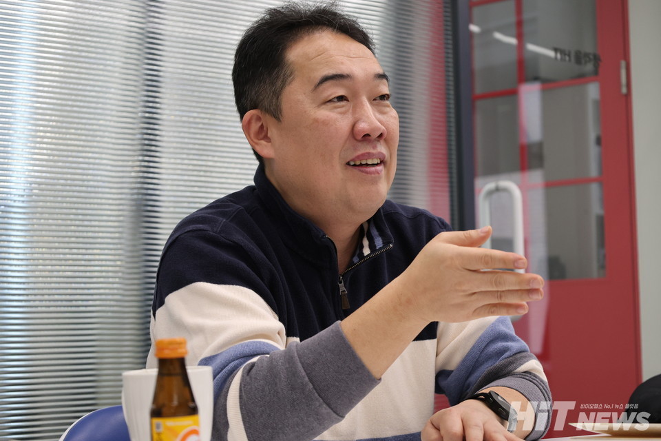 오원식 약사가 15일 인터뷰하는 모습. 사진= 김동우 기자