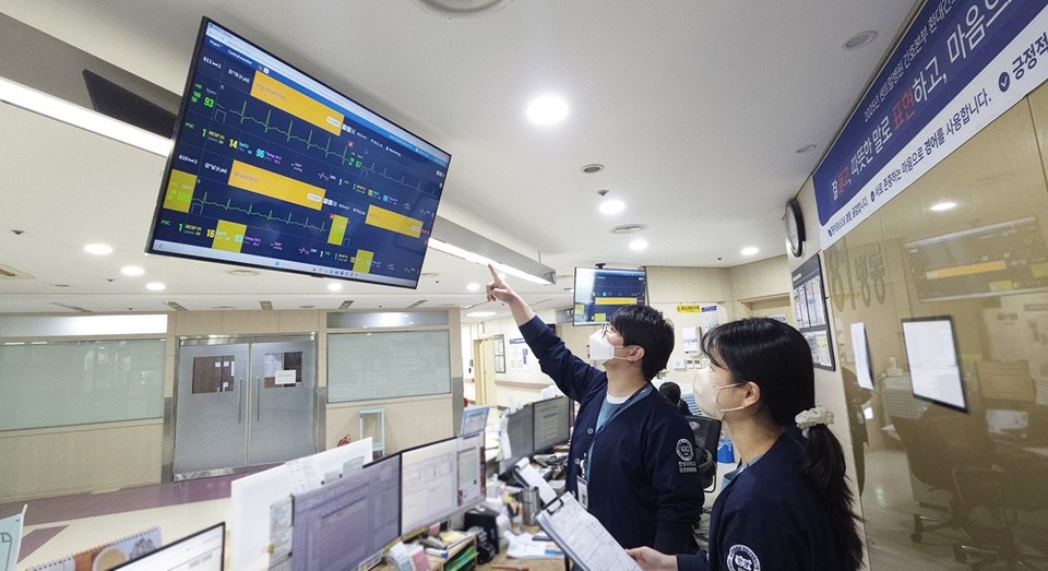 센트럴병원 의료진이 AI 모니터링 시스템을 활용해 입원환자 상태를 실시간으로 확인하고 있다