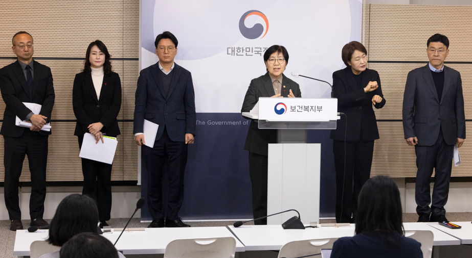 브리핑 중인 복지부와 식약처