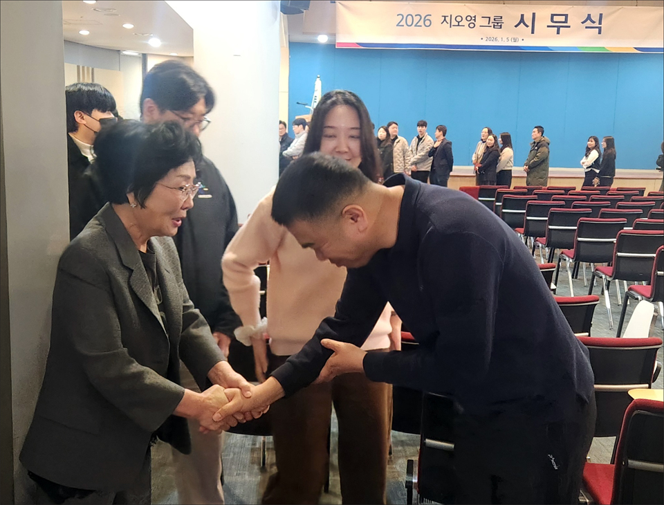 조선혜 회장(왼쪽)이 시무식을 마치며 임직원들과 직접 수인사를 나누며 신년 결의를 다졌다. 사진=지오영 그룹.