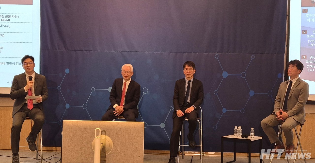 오스코텍은 7일 서울 여의도 전경련회관에서 '2026 인베스터 데이(Investor Day)'를 개최했다. (왼쪽부터) 오스코텍 신동준 전무, 제노스코 고종성 대표, 오스코텍 윤태영 대표, 곽영신 부사장 / 사진=김동우 기자