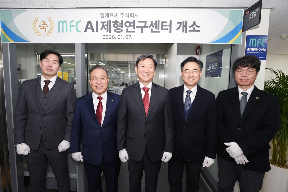 왼쪽부터 국민대 김주은 교수, 엠에프씨 황성관 대표, 국민대 정승렬 총장, 국민대 손진식 기획부총장, 엠에프씨 이정옥 이사. /사진=엠에프씨.