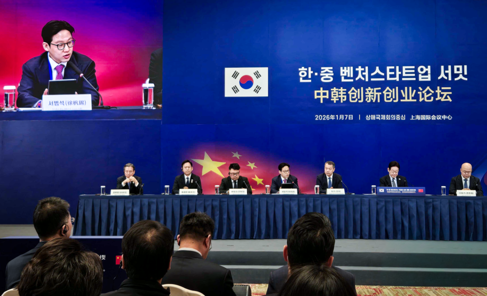 서범석 루닛 대표(가운데)가 지난 7일 중국 상해에서 개최된 이재명 대통령(오른쪽 두번째)  주재 '한·중 벤처스타트업 서밋'에서 발표하고 있다 / 사진=루닛