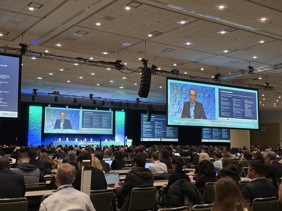 '미국임상종양학회 소화기암 심포지엄'의 구두 초록 발표 세션에서 리라푸그라티닙 임상 주도의(PI)인 앙투안 홀르벡(Antoine Hollebecque) 교수가 발표를 하고 있다. /사진=HLB 제공